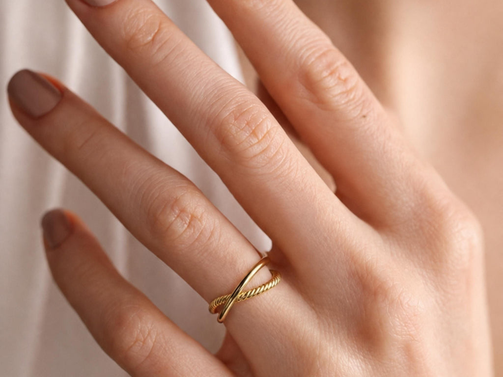 Twisted Duo Ring Set – Smooth and Twist Bands in solid gold, view 4