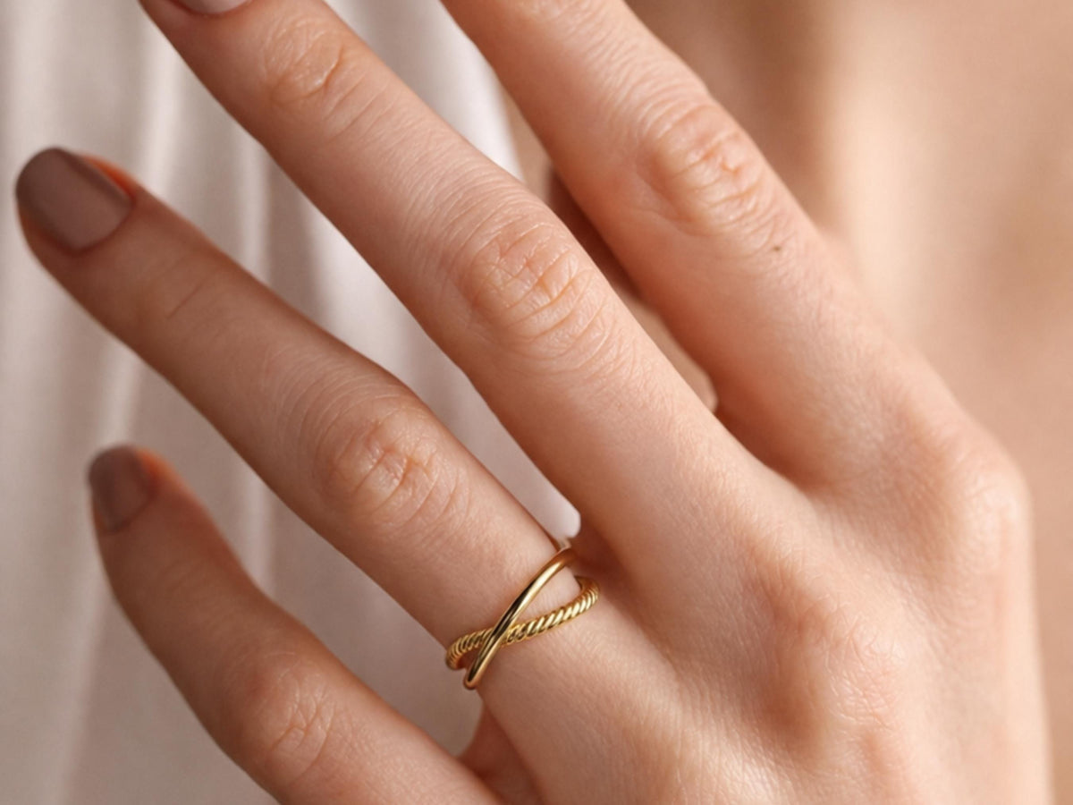 Twisted Duo Ring Set – Smooth and Twist Bands in solid gold, view 4