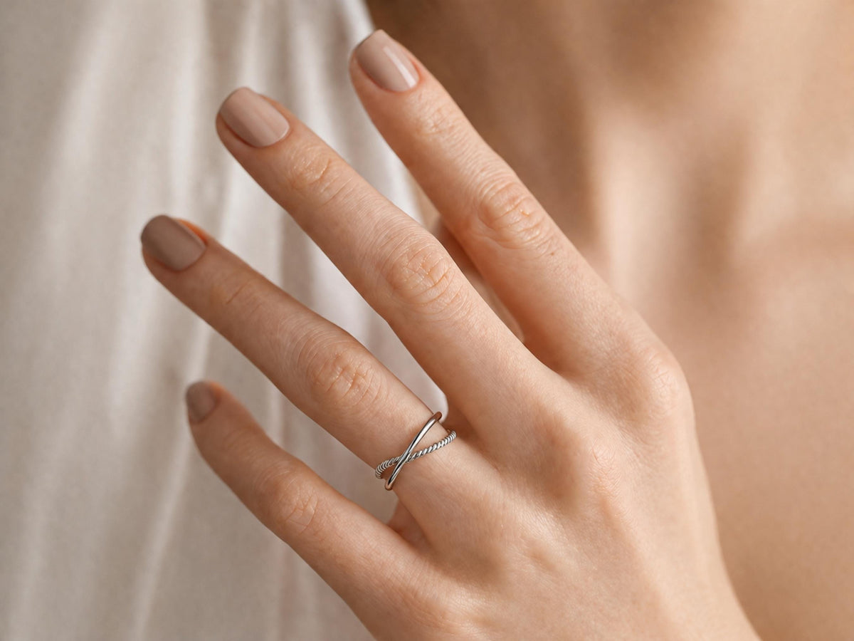 Twisted Duo Ring Set – Smooth and Twist Bands in solid gold, view 5