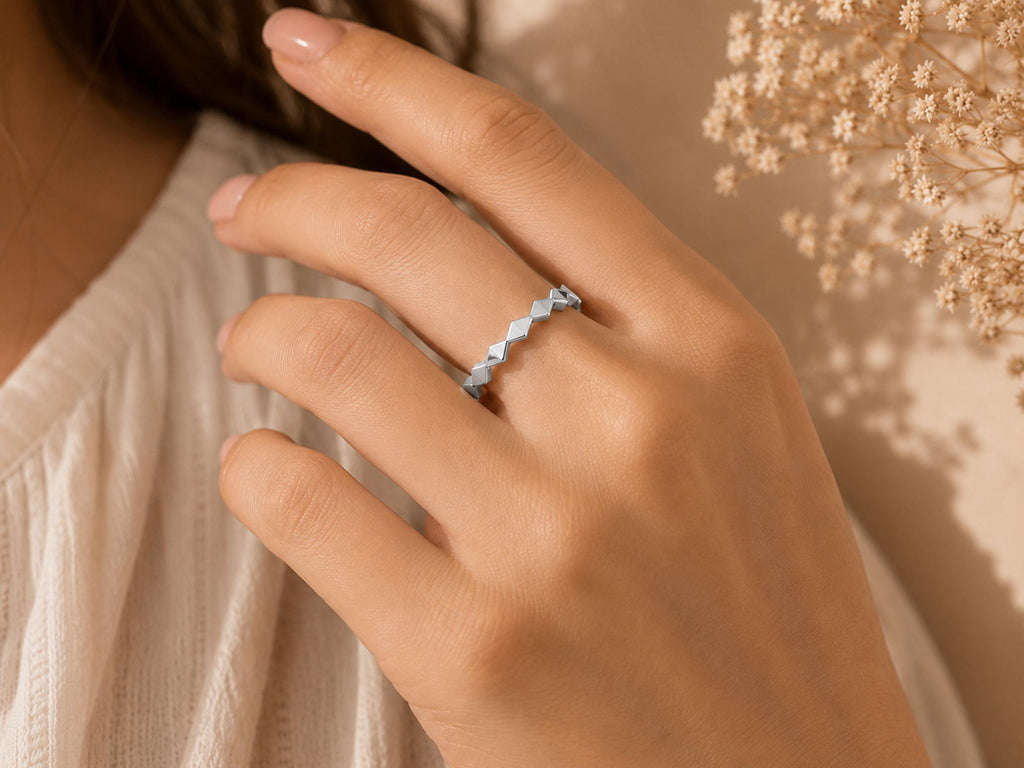 Faceted Zigzag Stacking Band – 2.5mm in solid gold, view 9