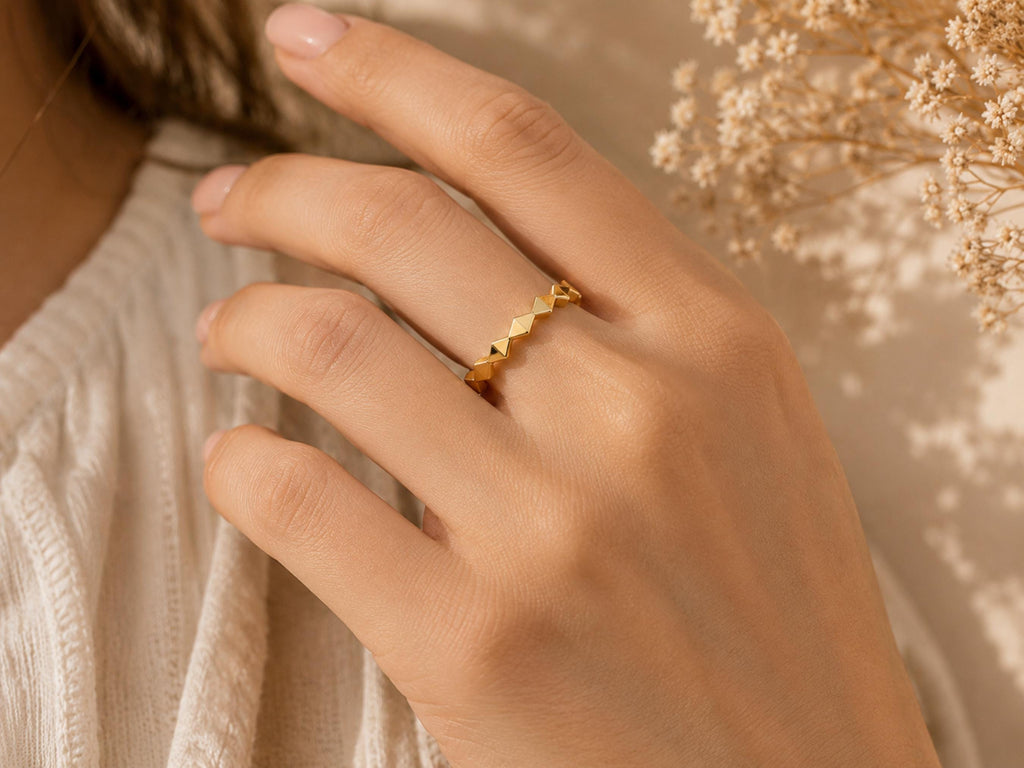 Faceted Zigzag Stacking Band – 2.5mm in solid gold, view 8