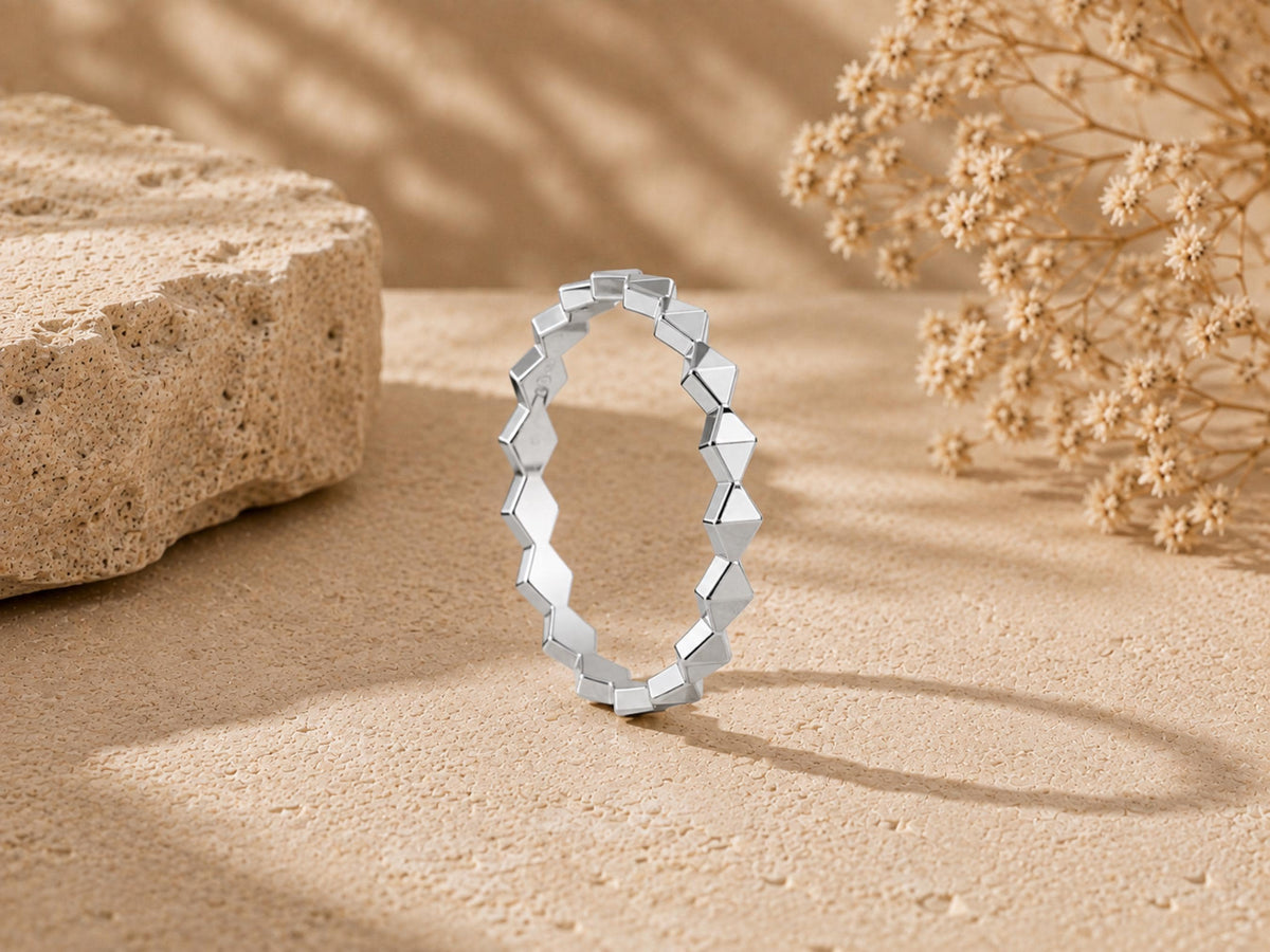 Faceted Zigzag Stacking Band – 2.5mm in solid gold, view 5