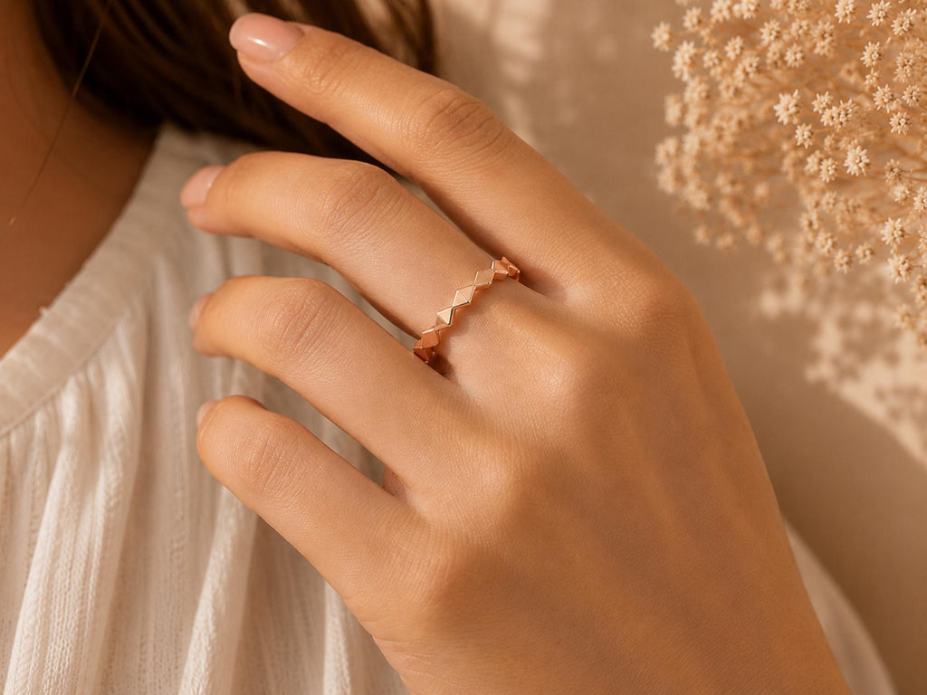 Faceted Zigzag Stacking Band – 2.5mm in solid gold, view 10